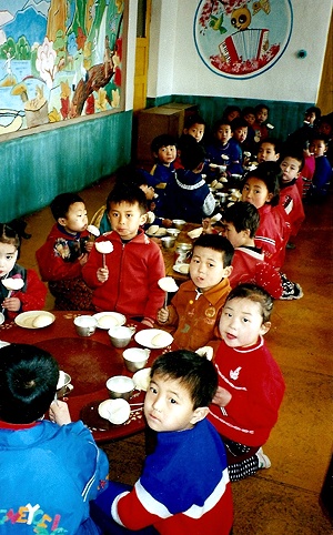 빵을 받고 있는 북한 어린이들 